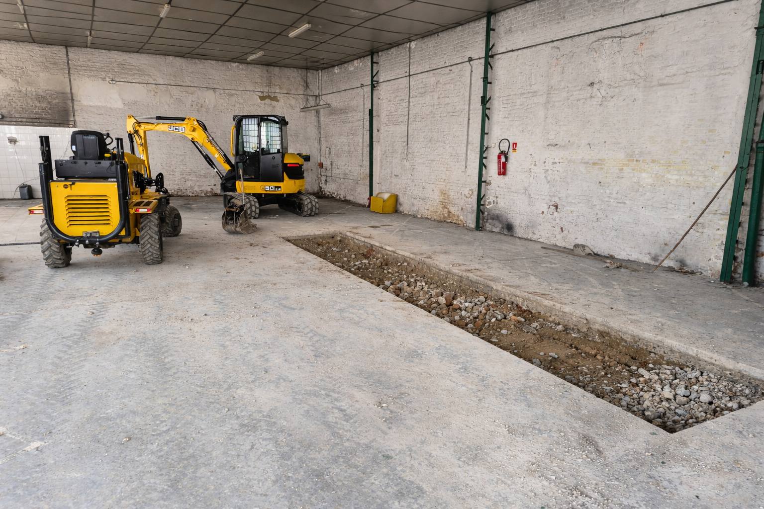 Intérieur chantier avec engins, vue pilote
